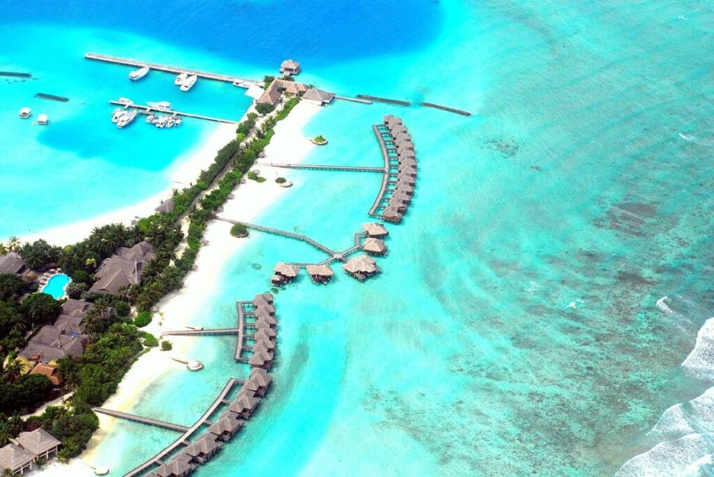 Maldives, Islands and resorts