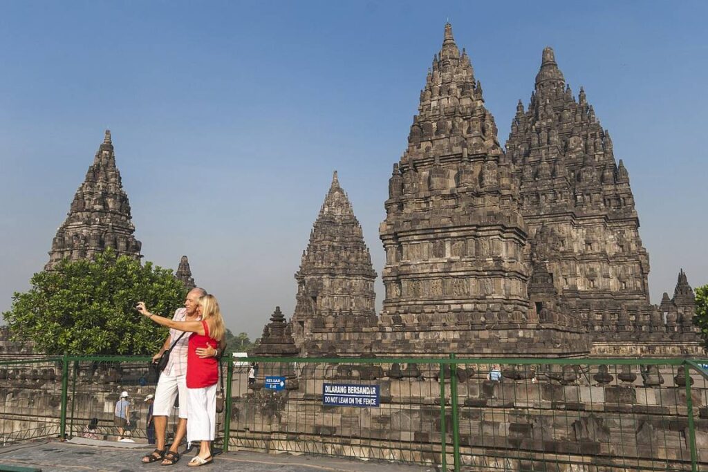 Turis Mancanegara Berfoto didepan Candi Prambanan